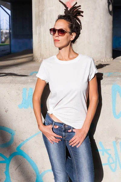 Junge Frau Weißem Shirt Und Jeans Mit Dreadlocks Frisur Sonnenbrille — Stockfoto