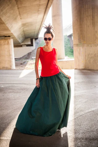 Jonge Vrouw Met Dreads Rode Tank Top Lange Rok Buiten — Stockfoto