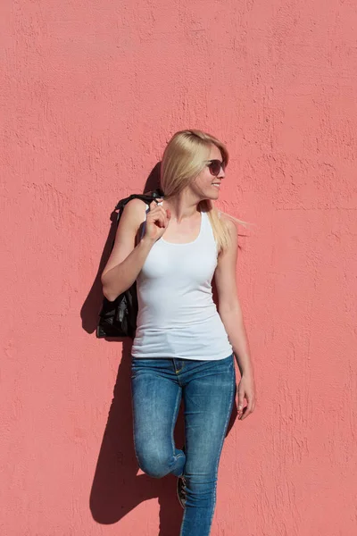 Outdoor Summer Portrait Young Blonde Cheerful Woman Sunglasses White Tank — Stock Photo, Image