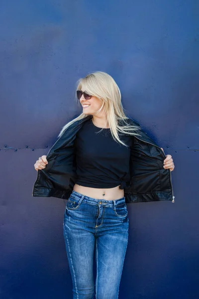 Jovem Loira Sorrindo Mulher Casual Preto Shirt Jaqueta Couro Vestindo — Fotografia de Stock