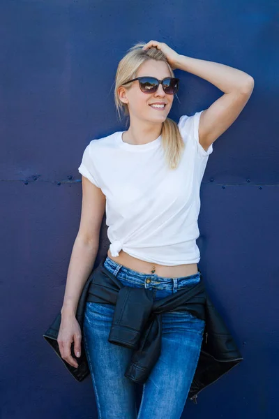 Jovem Loira Sorrindo Mulher Casual Branco Shirt Jeans Vestindo Óculos — Fotografia de Stock