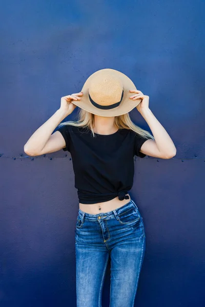 Ung Blond Kvinna Casual Svart Skjorta Och Hatt Mot Blå — Stockfoto