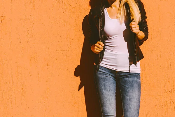 Parte Inferior Del Cuerpo Mujer Joven Camiseta Blanca Chaqueta Cuero — Foto de Stock