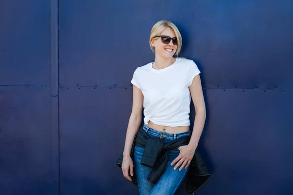 Sorridente Donna Bionda Con Occhiali Sole Tee Bianco Contro Sfondo — Foto Stock