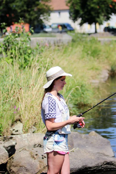 Jeune femme pendant la pêche — Photo