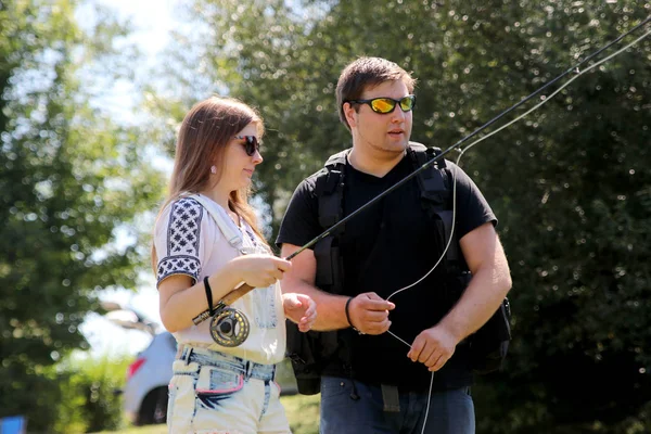 Чоловік і жінка з веснянками і гарячими штанами під час риболовлі на річці — стокове фото