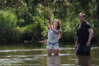 Yaz lahanası ve kaba pamuklu tulum Balık tutma sırasında genç kadınla