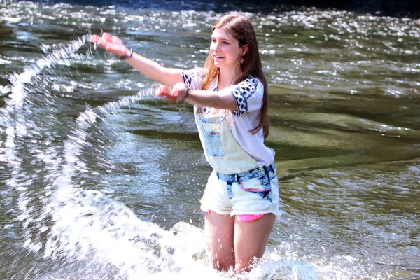 Jonge vrouw met zomer spruiten en werkbroeken tijdens het vissen — Stockfoto