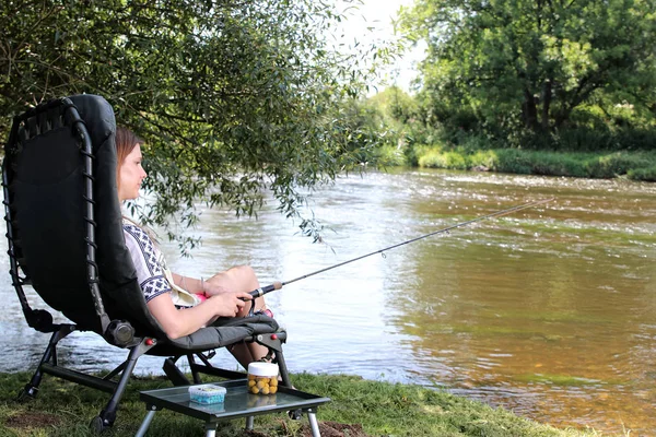 Mujer joven con brotes de verano mientras pesca — Foto de Stock