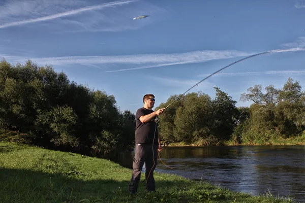 川に釣りしながら若い男 — ストック写真