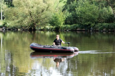 Şişme teknedeki genç adam