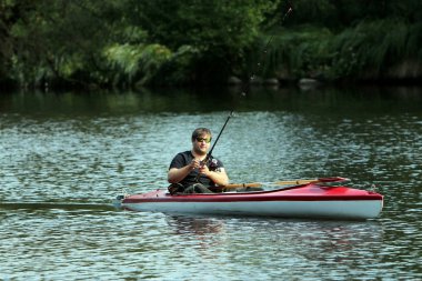 Kırmızı kayık balıkçılık iken genç adam