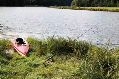 Olta balıkçılık ile genç adam 