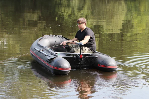 Fiatal férfi felfújható csónakban — Stock Fotó