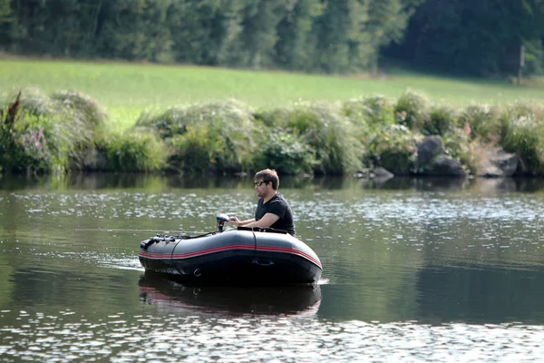 Şişme teknedeki genç adam