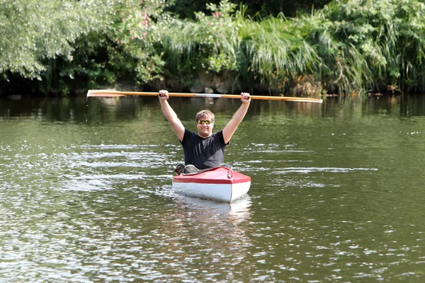 Kırmızı kayık balıkçılık iken genç adam