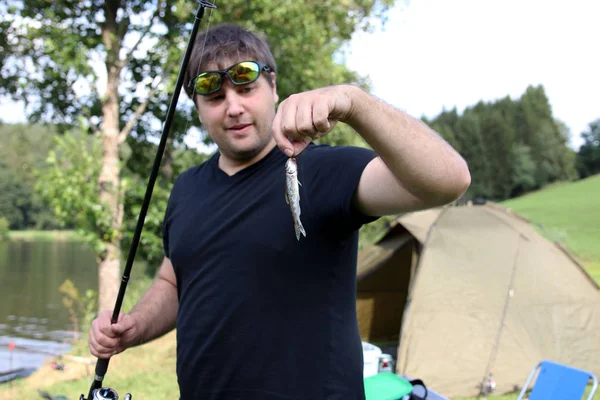 Jovem com pesca vara — Fotografia de Stock