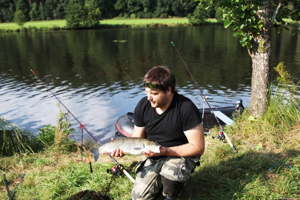 Olta balıkçılık ile genç adam 