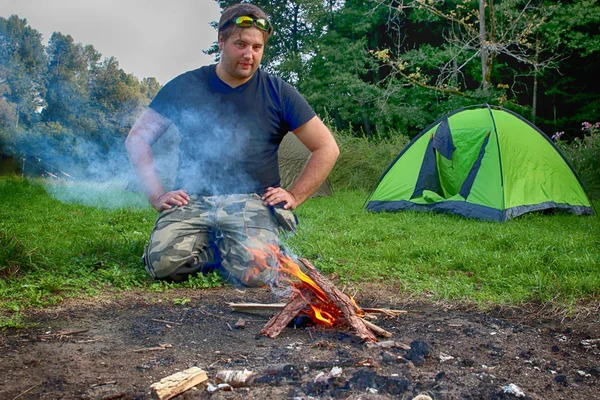 Olta balıkçılık ile genç adam 