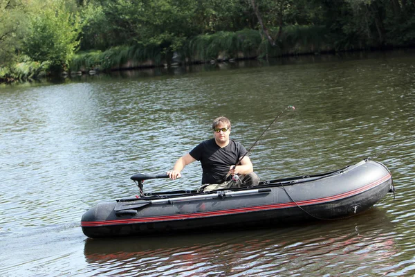 Fiatal férfi felfújható csónakban Jogdíjmentes Stock Képek