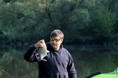 Çadırda genç adam