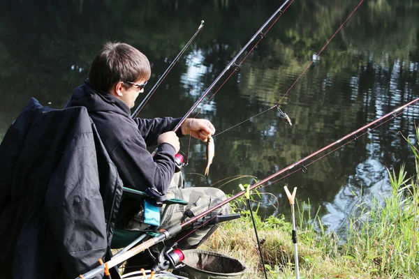 Jonge man met tent — Stockfoto