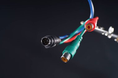 Elektrik kablosu siyah arka plan ile acil