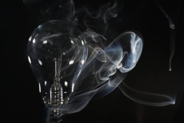 Ampul ile aerodinamik da uygun bir arka plan olarak gösterilen duman