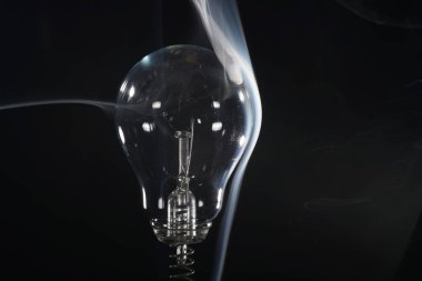 Ampul ile aerodinamik da uygun bir arka plan olarak gösterilen duman