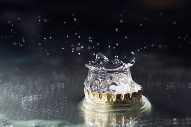 Su tüp bebek üzerine birkaç damla ile renkli resim