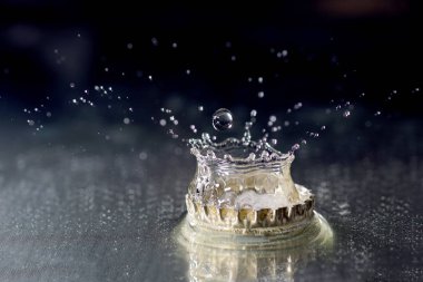 Su damlaları kısa vadeli fotoğraf tekniği ile inceden inceye gözden geçirmek