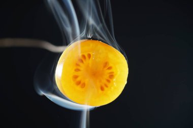 Domates dilim ve Studio eklentisi flash önünde fotoğraflandı duman