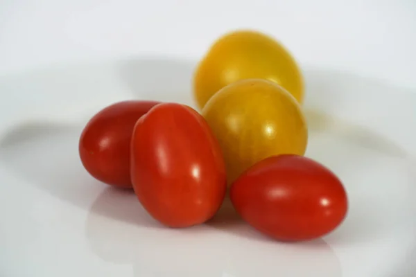 Tomate Vor Einer Stecknadel Atelier Fotografiert — Stockfoto