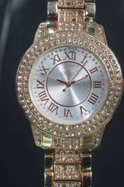 Su ve damla ile yapay taşlar ile bilek saati            