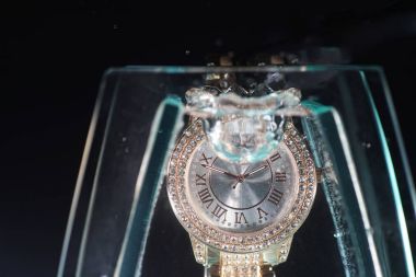 Su damlaları kısa vadeli fotoğraf tekniği ile inceden inceye gözden geçirmek