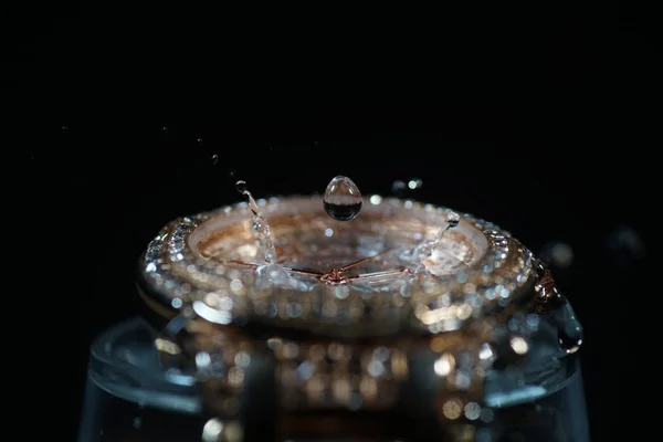Reloj Muñeca Con Piedras Artificiales Agua Con Gotas — Foto de Stock