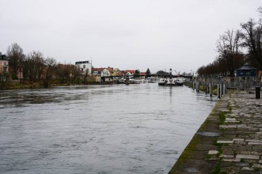 Bu çok eski bir kasabada Regensburg çeşitli eski kiliseler vardır