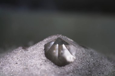 Işık arka planda closeup önünde tek değerli taşlar