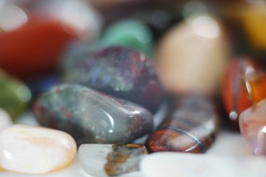 Çakıl yuvarlak kayalar veya mineral taneleri vardır