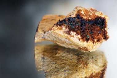 Kuvars taneleri ve kaba bkz: trigonal simetri bir mineral mevcuttur