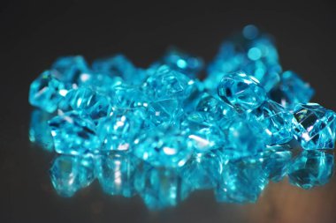 Yarı değerli taş onların güzellik için öne değerli taşlar için modası geçmiş bir terimdir