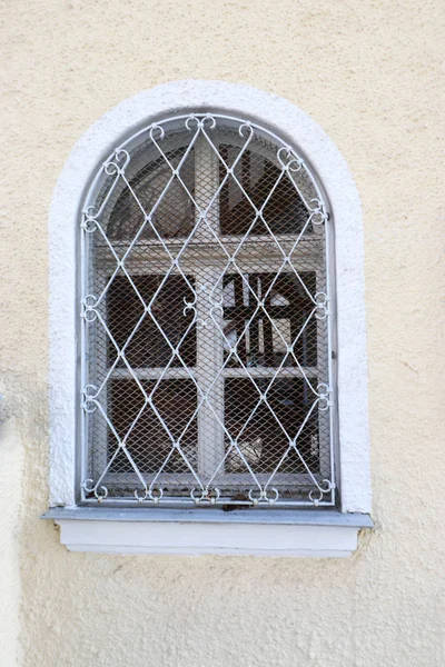 Latticed Windows Skydda Mot Inbrottstjuvar — Stockfoto