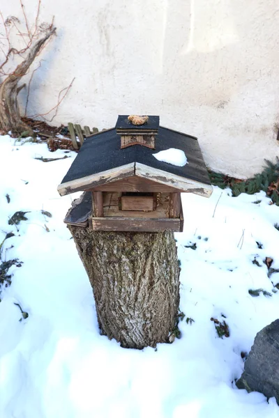 雪覆盖屋顶与雪卫兵徒步旅行小径在雪巴法力亚农村 — 图库照片