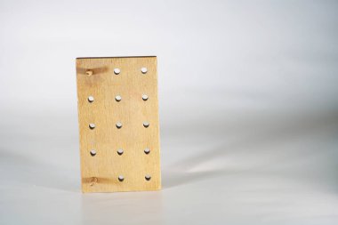 Eski bir oyuncak çocuk tekniği için delikli ahşap plaka ait 