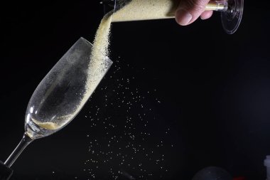 Çöl içki ince kum şampanya bardağına trickles 