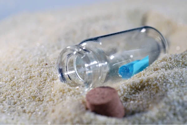 Μπουκάλι Αλληλογραφίας Ξαπλωμένοι Στην Ψιλή Άμμο — Φωτογραφία Αρχείου