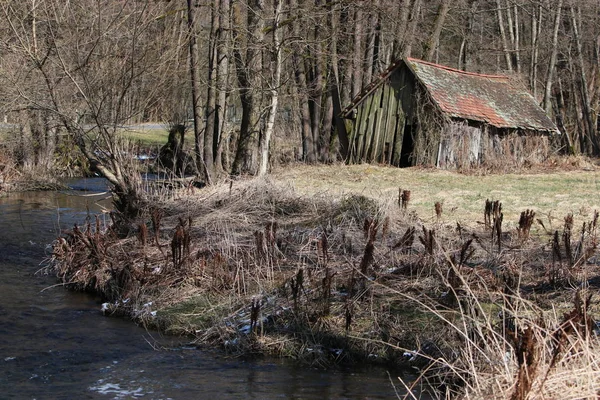 Vecchia Capanna Pesca Nella Foresta Invernale — Foto Stock