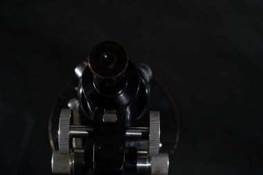 En kaliteli tamamen işlevsel eski mikroskobu