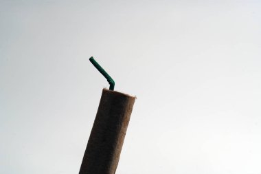 Kılık değiştirme ve siyah toz olan havai fişek gövde içeriğini