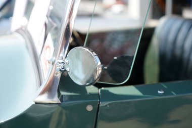 Eski arabalar çok iyi korunmuş ve yüksek bir parlak cilalı